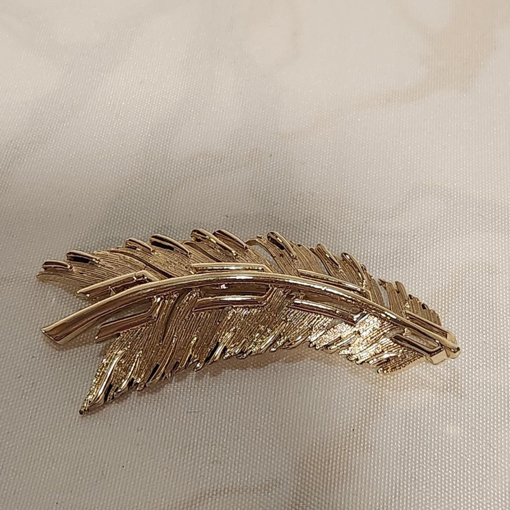 VTG USNER Brooch Signed Light Gold Tone‎ Curved Feather Textured Costume Fashion